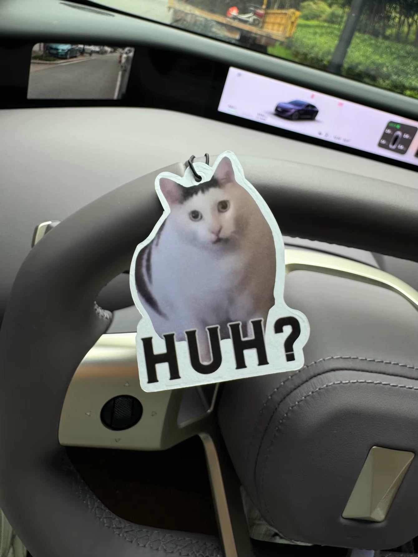Huh? Cute White Cat Emoji Car Air Freshener, Wardrobe Air Freshener, Perfume, Rearview Mirror Decoration, Car Accessories Interior Pendant, Natural Fragrance to Purify the Air, Anime Cartoon Toilet Sachet, Living Room Office Room Bedside Hanging Ornament